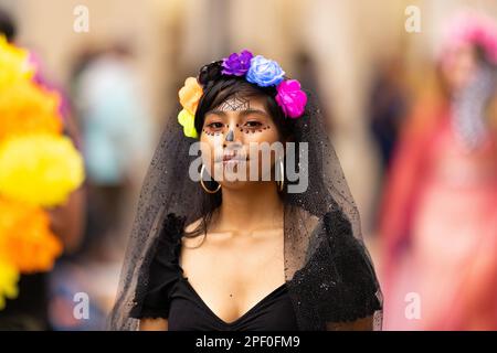 Matamoros, Tamaulipas, Mexiko - 1. November 2022: Dia de los Muertos Parade, junge Frau kleidet sich als catrina in traditioneller Kleidung Stockfoto