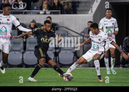 LAFC-Mittelfeldspieler Kellyn Acosta (23) und Alajuelense-Verteidiger Yael Lopez (16) kämpfen während eines Spiels der CONCACAF Champions League am Mittwoch um Besitz, Stockfoto