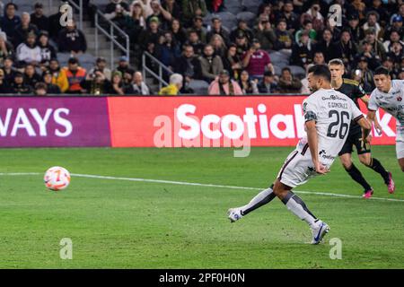 Alajuelense-Verteidiger Giancarlo Gonzalez (26) trifft während eines Spiels der CONCACAF Champions League gegen den LAFC am Mittwoch, den 15. März 2023 mit einem Elfmeterball Stockfoto