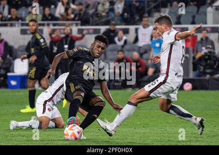 Der LAFC-Mittelfeldspieler José Cifuentes (20) gewinnt während eines mittwochs stattfindenden CONCACAF Champions League-Spiels gegen den Mittelfeldspieler Dardo Miloc (6) von Alajuelense Stockfoto