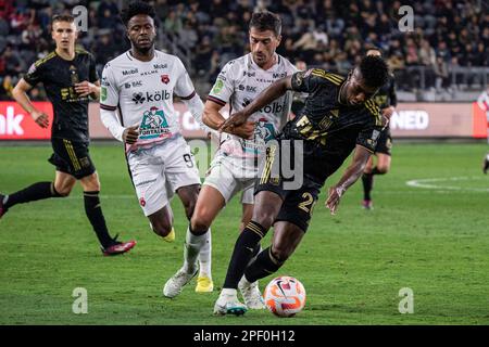 Der LAFC-Mittelfeldspieler José Cifuentes (20) wird von Alajuelense-Mittelfeldspieler Dardo Miloc (6) während eines CONCACAF Champions League-Spiels am Mittwoch, den 1. März verteidigt Stockfoto