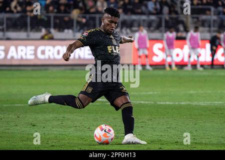 Der LAFC-Mittelfeldspieler José Cifuentes (20) sendet einen Pass während eines CONCACAF Champions League-Spiels gegen Alajuelense am Mittwoch, den 15. März 2023, auf der BMO S Stockfoto