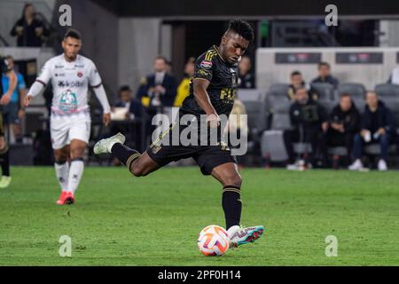 Der LAFC-Mittelfeldspieler José Cifuentes (20) schießt während eines CONCACAF Champions League-Spiels gegen Alajuelense am Mittwoch, den 15. März 2023, auf der BMO S Stockfoto