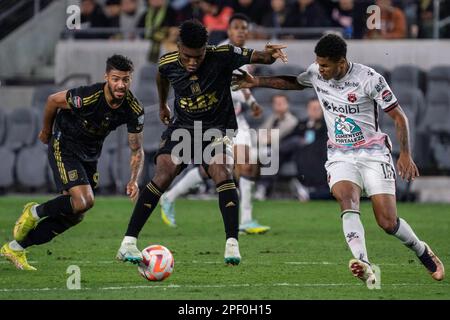 Der LAFC-Mittelfeldspieler José Cifuentes (20) wird vom Alajuelense-Verteidiger Yael Lopez (16) während eines CONCACAF Champions League-Spiels am Mittwoch, den 15. März, verteidigt. Stockfoto