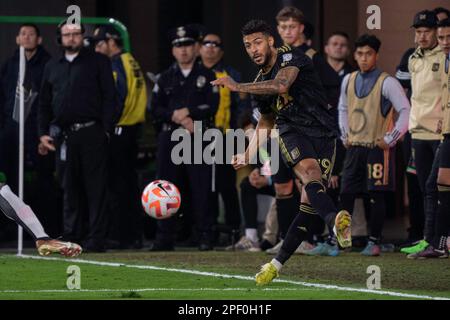 LAFC Forward Denis Bouanga (99) sendet einen Pass während eines CONCACAF Champions League-Spiels gegen Alajuelense am Mittwoch, den 15. März 2023, im BMO Stadi Stockfoto