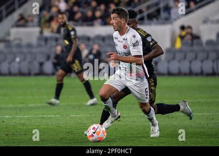 Alajuelense-Mittelfeldspieler Dardo Miloc (6) wird vom LAFC-Mittelfeldspieler José Cifuentes (20) während eines CONCACAF Champions League-Spiels am Mittwoch, den 1. März verteidigt Stockfoto