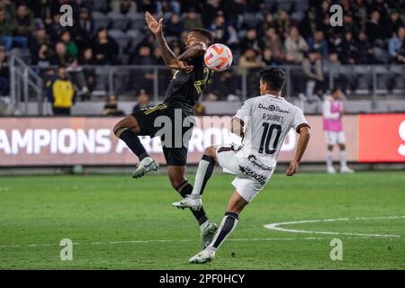 LAFC-Mittelfeldspieler Kellyn Acosta (23) und Alajuelense-Mittelfeldspieler Aaron Suarez (10) kämpfen während eines CONCACAF Champions League-Spiels, Wednes, um Besitz Stockfoto