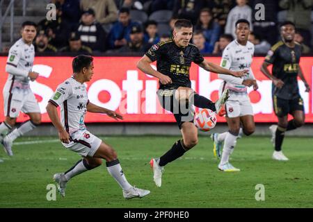 Der LAFC-Verteidiger Sergi Palencia (30) versucht, während eines Spiels der CONCACAF Champions League gegen Alajuelense-Mittelfeldspieler Aaron Suarez (10) in den Besitz zu gelangen. Stockfoto