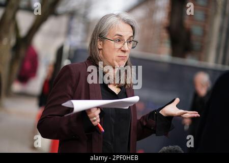 Leiter der Gesundheitsabteilung der UNISON Sara Gorton spricht vor den Medien außerhalb der Hauptsitz der Unison in Euston, London, nach einem Gehaltsangebot der Regierung, nach einem Durchbruch in Gesprächen zur Lösung eines langwierigen Lohnstreits, der den NHS in England von einer Reihe von Streiks getroffen hat. Foto: Donnerstag, 16. März 2023. Stockfoto