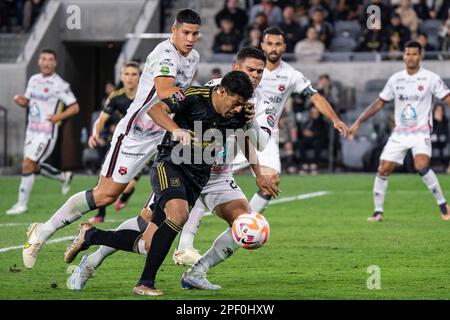 Der LAFC-Forward Carlos Vela (10) wird von Alajuelense-Mittelfeldspieler Suhander Zuñiga (24) und Verteidiger Alexis Gamboa (13) während eines CONCAF-Champions herausgefordert Stockfoto