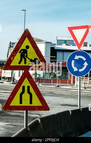 Sandnes, Norwegen, März 10 2003, Norwegian Road Traffic Caution or Warning Signs With No People Stockfoto