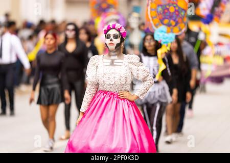 Matamoros, Tamaulipas, Mexiko - 1. November 2022: Dia de los Muertos Parade, junge Frau kleidet sich als catrina in traditioneller Kleidung Stockfoto