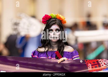 Matamoros, Tamaulipas, Mexiko - 1. November 2022: Dia de los Muertos Parade, junge Frau kleidet sich als catrina in traditioneller Kleidung Stockfoto