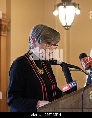 Topeka, Kansas, USA. 15. März 2023. Gouverneur Laura Kelly spricht am 15. März 2023 bei der KanCare Expansion Rally in der nördlichen Lobby des State Capitol in Topeka, Kansas. Kredit: Mark Reinstein/Media Punch/Alamy Live News Stockfoto