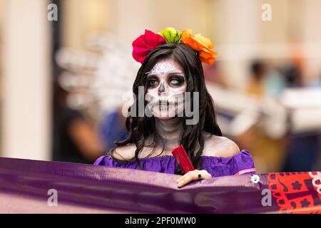 Matamoros, Tamaulipas, Mexiko - 1. November 2022: Dia de los Muertos Parade, junge Frau kleidet sich als catrina in traditioneller Kleidung Stockfoto