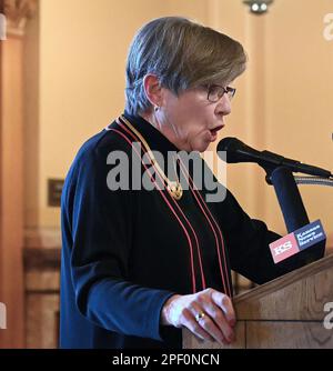 Topeka, Kansas, USA. 15. März 2023. Gouverneur Laura Kelly spricht am 15. März 2023 bei der KanCare Expansion Rally in der nördlichen Lobby des State Capitol in Topeka, Kansas. Kredit: Mark Reinstein/Media Punch/Alamy Live News Stockfoto