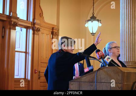 Topeka, Kansas, USA. 15. März 2023. Gouverneur Laura Kelly spricht am 15. März 2023 bei der KanCare Expansion Rally in der nördlichen Lobby des State Capitol in Topeka, Kansas. Kredit: Mark Reinstein/Media Punch/Alamy Live News Stockfoto