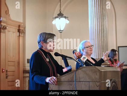 Topeka, Kansas, USA. 15. März 2023. Gouverneur Laura Kelly spricht am 15. März 2023 bei der KanCare Expansion Rally in der nördlichen Lobby des State Capitol in Topeka, Kansas. Kredit: Mark Reinstein/Media Punch/Alamy Live News Stockfoto