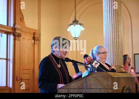 Topeka, Kansas, USA. 15. März 2023. Gouverneur Laura Kelly spricht am 15. März 2023 bei der KanCare Expansion Rally in der nördlichen Lobby des State Capitol in Topeka, Kansas. Kredit: Mark Reinstein/Media Punch/Alamy Live News Stockfoto