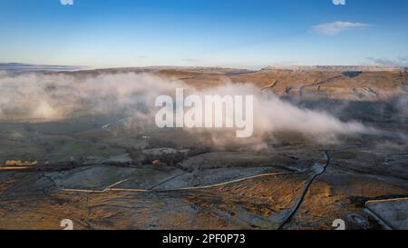 Nebel bildet sich über Mallerstang am westlichen Rand der Yorkshire Dales bei Kirkby Stephen im Upper Eden Valley. Cumbria, Großbritannien. Stockfoto