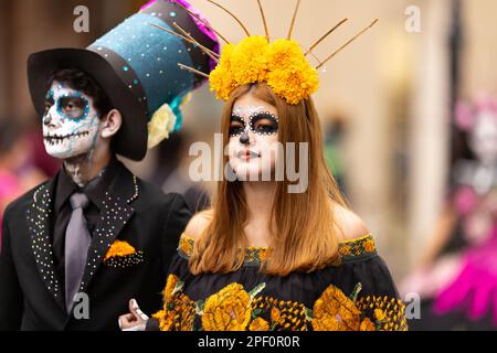 Matamoros, Tamaulipas, Mexiko - 1. November 2022: Dia de los Muertos Parade, junges Paar, das während der Parade einen Tag des toten feuers trägt Stockfoto