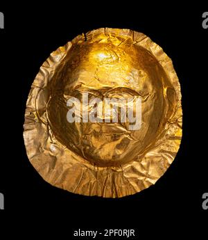 Eine goldene Grabmaske aus dem 16. Jahrhundert v. Chr. aus Grab V des Grabkreises A im antiken Mykene, Peloponnes, Griechenland. Stockfoto