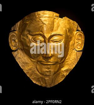 Eine goldene Grabmaske aus dem 16. Jahrhundert v. Chr., bekannt als die Maske von Agamemnon, aus Grab V des Grabkreises A im antiken Mykene, Peloponnes, Griechenland. Stockfoto