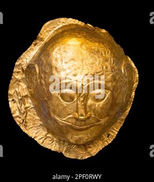 Eine goldene Grabmaske aus dem 16. Jahrhundert v. Chr. aus Grab IV des Grabkreises A im antiken Mykene, Peloponnes, Griechenland. Stockfoto