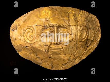 Eine goldene Grabmaske aus dem 16. Jahrhundert v. Chr. aus Grab IV des Grabkreises A im antiken Mykene, Peloponnes, Griechenland. Stockfoto