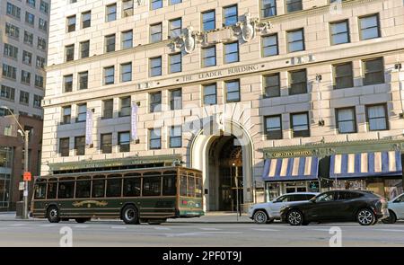 Das historische 15-stöckige Leader Building im Beaux-Arts-Stil an der Superior Avenue im Zentrum von Cleveland, Ohio, USA wurde 1913 fertiggestellt. Stockfoto