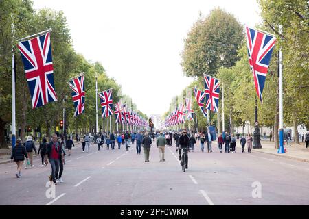 Die Leute gehen auf der Mall im Zentrum von London, während sich die Leute am ersten Samstag seit der Beerdigung von Königin Elizabeth II. Um den Buckingham Palace versammeln Stockfoto
