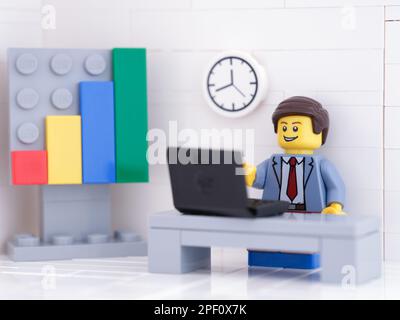 Tambov, Russische Föderation - 22. Februar 2023 Ein Lego-Geschäftsmann, der in seinem Büro arbeitet. Stockfoto