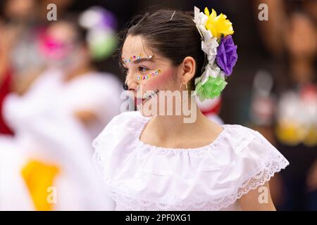 Matamoros, Tamaulipas, Mexiko - 1. November 2022: Dia de los Muertos Parade, junge Frau in traditioneller Kleidung mit Gesichtsfarbe als Schädel Stockfoto