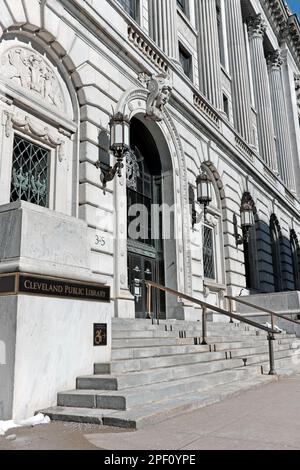 Der Haupteingang der Cleveland Public Library auf der Superior Avenue im Zentrum von Cleveland, Ohio, USA, am 26. Februar 2023. Stockfoto