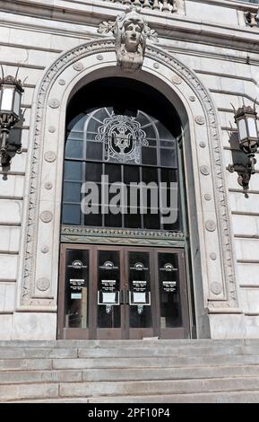 Der Haupteingang der Cleveland Public Library auf der Superior Avenue im Zentrum von Cleveland, Ohio, USA, am 26. Februar 2023. Stockfoto