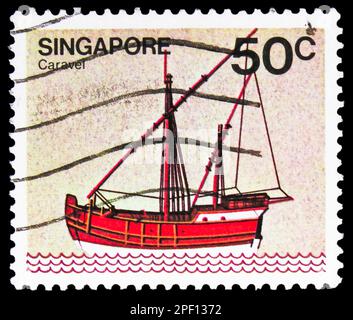 MOSKAU, RUSSLAND - 17. FEBRUAR 2023: Auf dem in Singapur gedruckten Poststempel ist Caravel, Ships Series, circa 1980, zu sehen Stockfoto