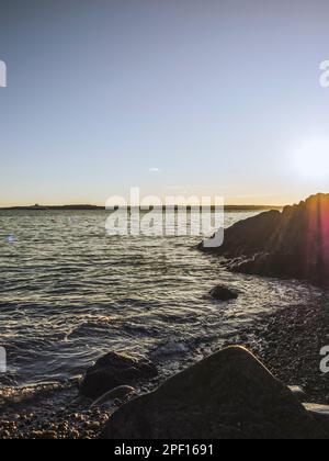 Landschaftsfoto des Sonnenuntergangs in Norwegen. Sonnige Wintersaison. Stockfoto
