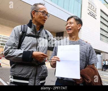 Tsui Hon-kwong (links) und Tang Ngok-kwan, Ausschussmitglieder der Hong Kong Alliance zur Unterstützung der Patriotischen Demokratischen Bewegungen Chinas, werden auf Kaution freigelassen. Tsui, Tang und Chow Hang-tung der nun aufgelösten Gruppe wurden verurteilt, weil sie der Polizei 2021 am West Kowloon Magistrates' Court keine Informationen für eine nationale Sicherheitsuntersuchung übermittelt haben. 11. MÄRZ 23. SCMP/Dickson Lee Stockfoto