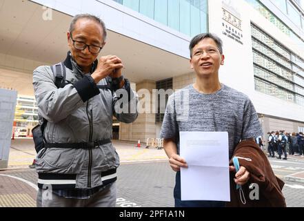 Tsui Hon-kwong (links) und Tang Ngok-kwan, ausschussmitglieder Xiao Ming, die auf Kaution freigelassen wurden, bis ihre appealＡHThree Führer des Obersten Gerichts der nun aufgelösten Hongkong-Allianz zur Unterstützung der Patriotischen Demokratischen Bewegungen Chinas verurteilt wurden, weil sie der Polizei im Jahr 2021 keine Informationen für eine nationale Sicherheitsuntersuchung zur Verfügung gestellt hatten; Foto am West Kowloon Magistrates' Court. 11 MAR23. SCMP/Dickson Lee Stockfoto