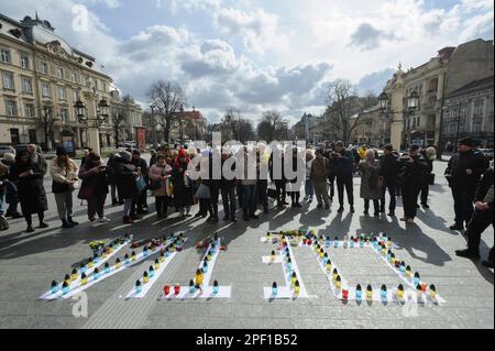 Lemberg, Ukraine, 16/03/2023, Menschen versammeln sich um Kerzenlicht in der Nähe des Opernhauses, um die Toten zu ehren. Die Russen feuerten einen Luftangriff auf das Theatergebäude in Mariupol ab, wo sich damals mehr als 1.000 Zivilisten befanden. Aufgrund dieser Tragödie starben viele Menschen, darunter auch Kinder. Um das Andenken an die Toten zu ehren und das Volk von Mariupol zu unterstützen, führen viele ukrainische Städte friedliche Aktionen unter dem Namen "WO SIND SIE?" durch. Russland marschierte am 24. Februar 2022 in die Ukraine ein und löste damit den größten militärischen Angriff in Europa seit dem Zweiten Weltkrieg aus Stockfoto