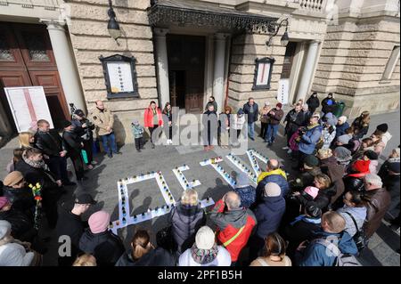 Lemberg, Ukraine, 16/03/2023, Menschen versammeln sich um Kerzenlicht in der Nähe des Opernhauses, um die Toten zu ehren. Die Russen feuerten einen Luftangriff auf das Theatergebäude in Mariupol ab, wo sich damals mehr als 1.000 Zivilisten befanden. Aufgrund dieser Tragödie starben viele Menschen, darunter auch Kinder. Um das Andenken an die Toten zu ehren und das Volk von Mariupol zu unterstützen, führen viele ukrainische Städte friedliche Aktionen unter dem Namen "WO SIND SIE?" durch. Russland marschierte am 24. Februar 2022 in die Ukraine ein und löste damit den größten militärischen Angriff in Europa seit dem Zweiten Weltkrieg aus Stockfoto