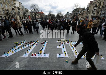 Lemberg, Ukraine, 16/03/2023, Menschen versammeln sich um Kerzenlicht, nahe dem Opernhaus, um die Toten zu ehren. Die Russen feuerten einen Luftangriff auf das Theatergebäude in Mariupol ab, wo sich damals mehr als 1.000 Zivilisten befanden. Aufgrund dieser Tragödie starben viele Menschen, darunter auch Kinder. Um das Andenken an die Toten zu ehren und das Volk von Mariupol zu unterstützen, führen viele ukrainische Städte friedliche Aktionen unter dem Namen "WO SIND SIE?" durch. Russland marschierte am 24. Februar 2022 in die Ukraine ein und löste damit den größten militärischen Angriff in Europa seit dem Zweiten Weltkrieg aus Stockfoto