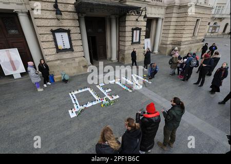 Lemberg, Ukraine, 16/03/2023, Menschen versammeln sich um Kerzenlicht, nahe dem Opernhaus, um die Toten zu ehren. Die Russen feuerten einen Luftangriff auf das Theatergebäude in Mariupol ab, wo sich damals mehr als 1.000 Zivilisten befanden. Aufgrund dieser Tragödie starben viele Menschen, darunter auch Kinder. Um das Andenken an die Toten zu ehren und das Volk von Mariupol zu unterstützen, führen viele ukrainische Städte friedliche Aktionen unter dem Namen "WO SIND SIE?" durch. Russland marschierte am 24. Februar 2022 in die Ukraine ein und löste damit den größten militärischen Angriff in Europa seit dem Zweiten Weltkrieg aus Stockfoto