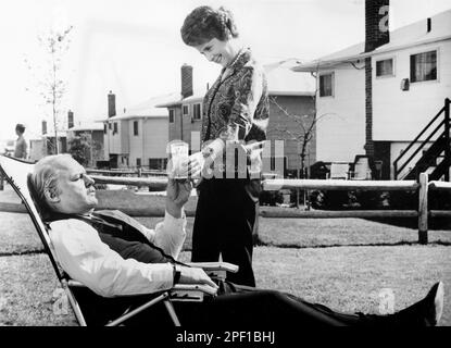 Rod Steiger, Geraldine Fitzgerald, am Drehort des Films, „The Pawnbroker“, American International Pictures, 1964 Stockfoto