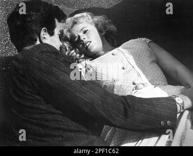 Mark Damon, Connie Stevens, am Drehort des Films "The Party Crashers", Paramount Pictures, 1958 Stockfoto