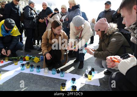 Die Leute zünden Kerzen in der Nähe des Opernhauses an, um die Toten zu ehren. Die Russen feuerten einen Luftangriff auf das Theatergebäude in Mariupol ab, wo sich damals mehr als 1.000 Zivilisten befanden. Aufgrund dieser Tragödie starben viele Menschen, darunter auch Kinder. Um das Andenken an die Toten zu ehren und das Volk von Mariupol zu unterstützen, führen viele ukrainische Städte friedliche Aktionen unter dem Namen "WO SIND SIE?" durch. Russland marschierte am 24. Februar 2022 in die Ukraine ein und löste damit den größten militärischen Angriff in Europa seit dem Zweiten Weltkrieg aus (Foto: Mykola Tys/SOPA Images/Sipa USA) Stockfoto