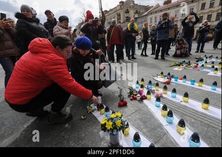 Die Leute zünden Kerzen in der Nähe des Opernhauses an, um die Toten zu ehren. Die Russen feuerten einen Luftangriff auf das Theatergebäude in Mariupol ab, wo sich damals mehr als 1.000 Zivilisten befanden. Aufgrund dieser Tragödie starben viele Menschen, darunter auch Kinder. Um das Andenken an die Toten zu ehren und das Volk von Mariupol zu unterstützen, führen viele ukrainische Städte friedliche Aktionen unter dem Namen "WO SIND SIE?" durch. Russland marschierte am 24. Februar 2022 in die Ukraine ein und löste damit den größten militärischen Angriff in Europa seit dem Zweiten Weltkrieg aus (Foto: Mykola Tys/SOPA Images/Sipa USA) Stockfoto