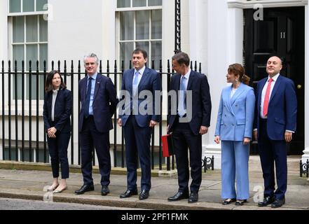 Jeremy Hunts Treasury Team vor der 11 Downing Street vor seinem ersten Budget als Kanzler, 15. März 2023, Westminster, London. Joanna Penn, James Stockfoto