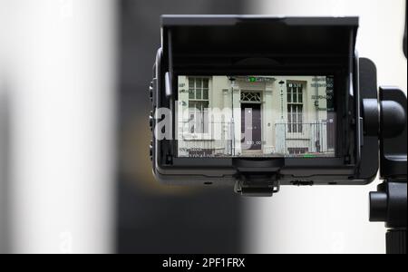 Downing Street 11, offizielle Residenz des Finanzministers des Vereinigten Königreichs, durch den Sucher einer Fernsehkamera gesehen. Wes Stockfoto