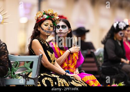 Matamoros, Tamaulipas, Mexiko - 1. November 2022: Dia de los Muertos Parade, junge Frauen, die als Catrinas auf einem Floß auf der Parade gekleidet sind Stockfoto